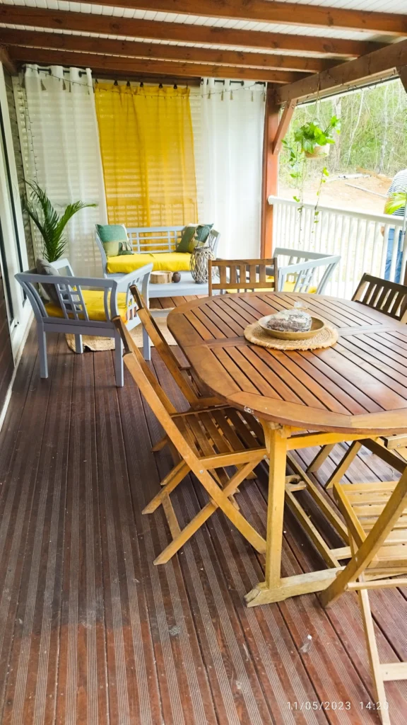 Le coin repas sur la terrasse les Hauts de Bornave Deshaies Guadeloupe