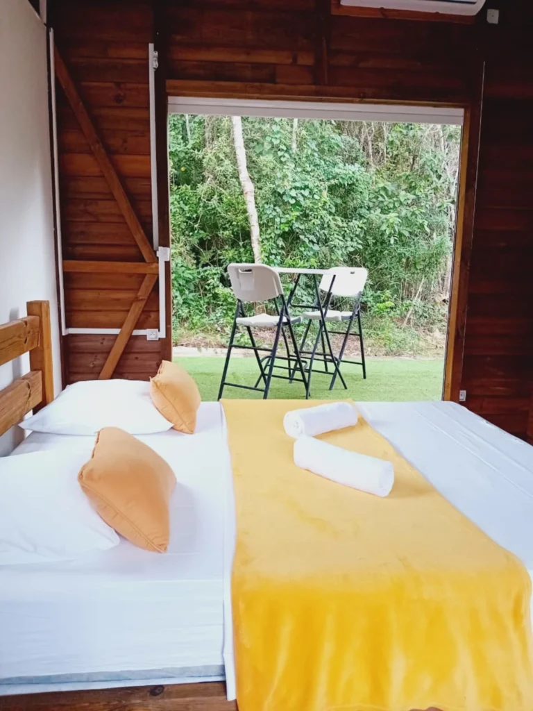 La chambre climatisée Le Rayon Bleu Les Hauts de Bornave-Gites Deshaies Guadeloupe