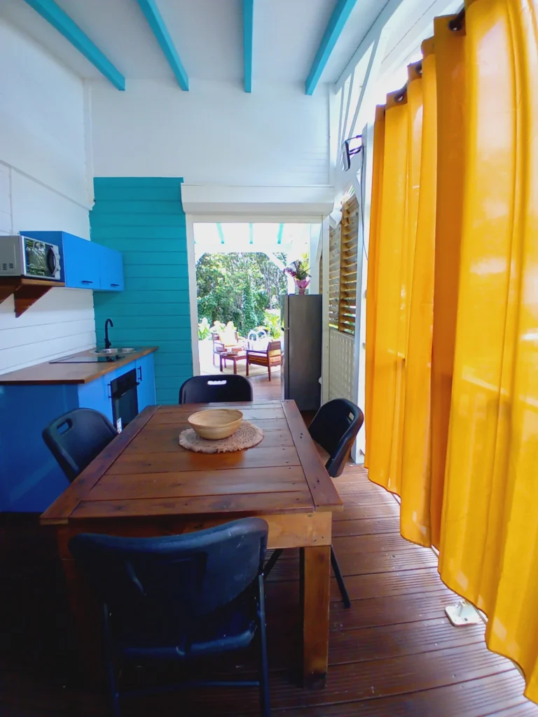 Kitchenette et coin repas Le Rayon Bleu Les Hauts de Bornave-Gites Deshaies Guadeloupe