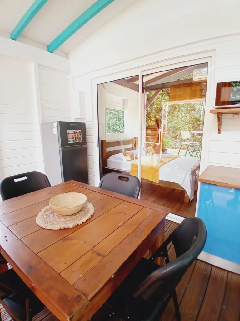 Terrasse couverte et coin repas Le Rayon Bleu Les Hauts de Bornave-Gites Deshaies Guadeloupe