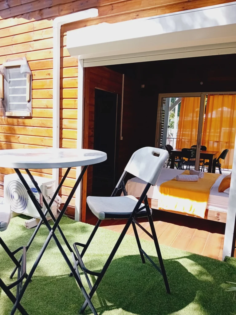 Terrasse extérieure Le Rayon Bleu Les Hauts de Bornave-Gites Deshaies Guadeloupe