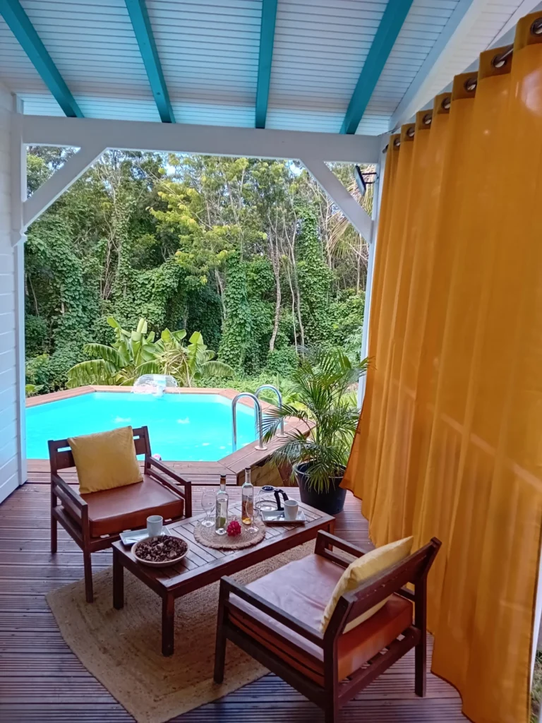 Coin repas et piscine privative Le Rayon Jaune Les Hauts de Bornave Gites Deshaies Guadeloupe