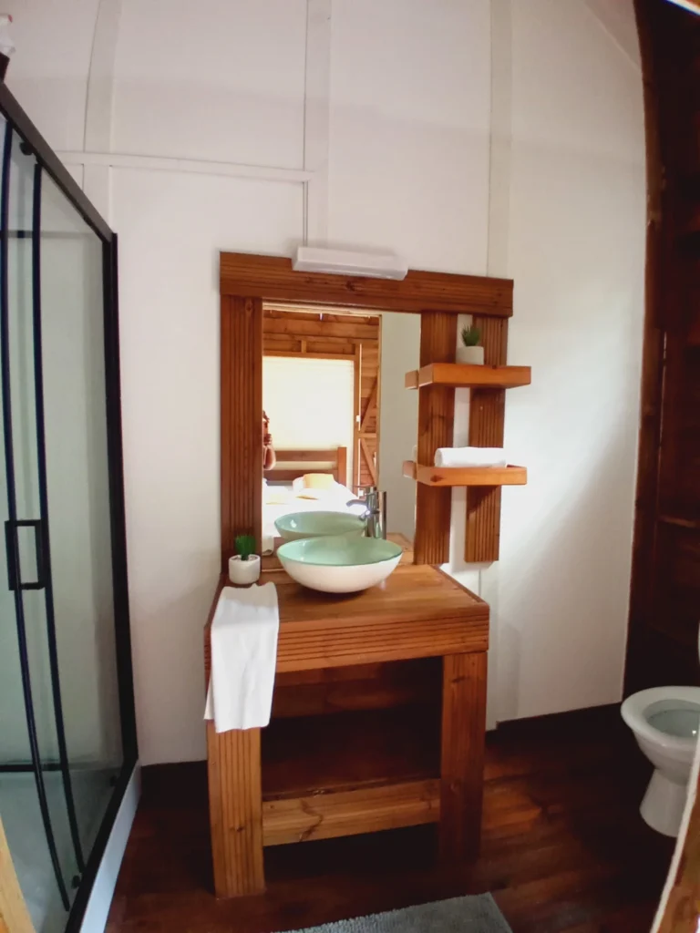 Salle de bain Le Rayon Jaune Les Hauts de Bornave Gites Deshaies Guadeloupe