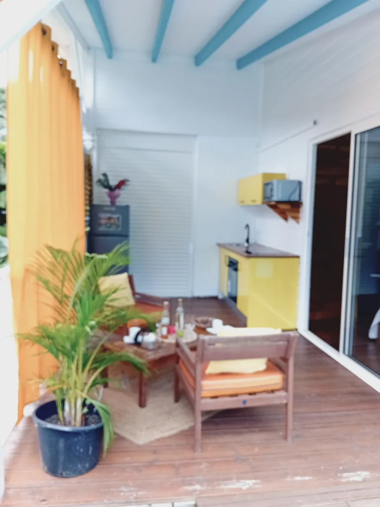 Kitchenette et coin repas Le Rayon Jaune Les Hauts de Bornave Gites Deshaies Guadeloupe