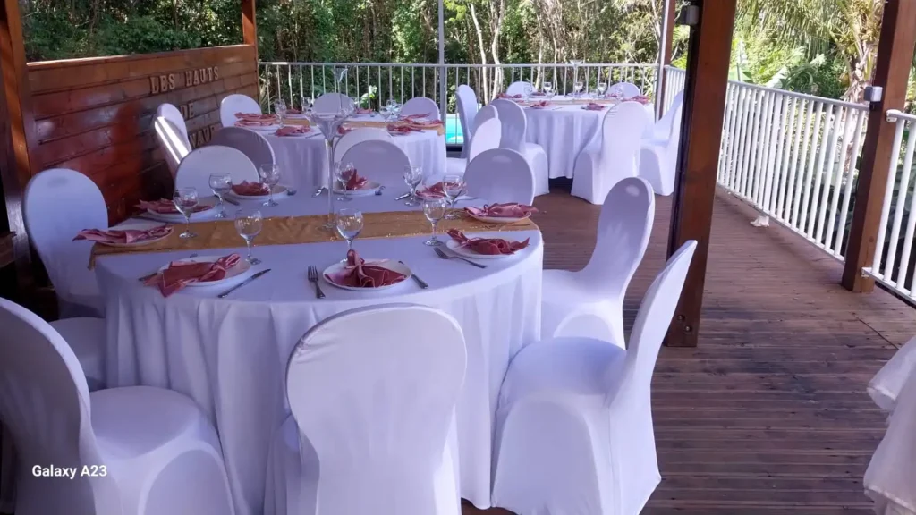 La salle décorée mariage des Hauts de Bornave Deshaies Guadeloupe