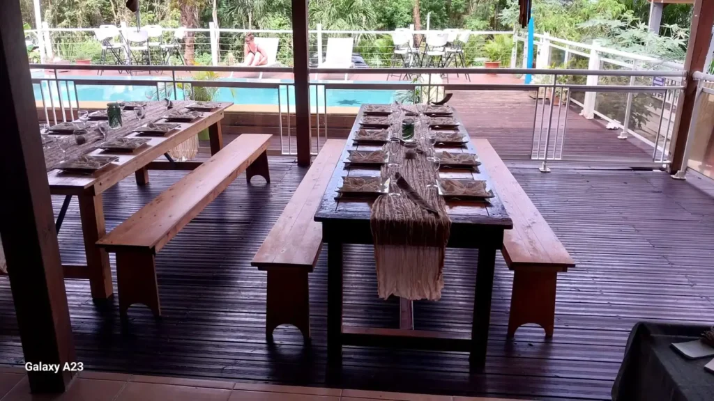 Les tables dressées pour l'anniversaire aux Hauts de Bornave Deshaies Guadeloupe