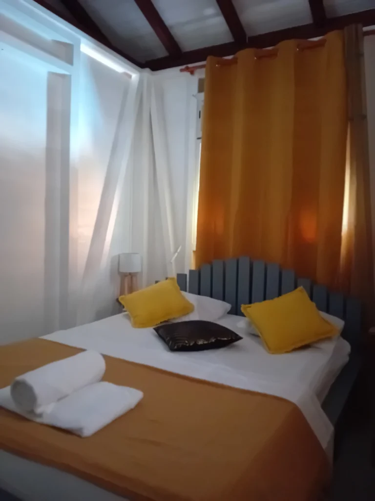 La Chambre climatisée de TI KAZ LA Les Hauts de Bornave Gites Deshaie Guadeloupe