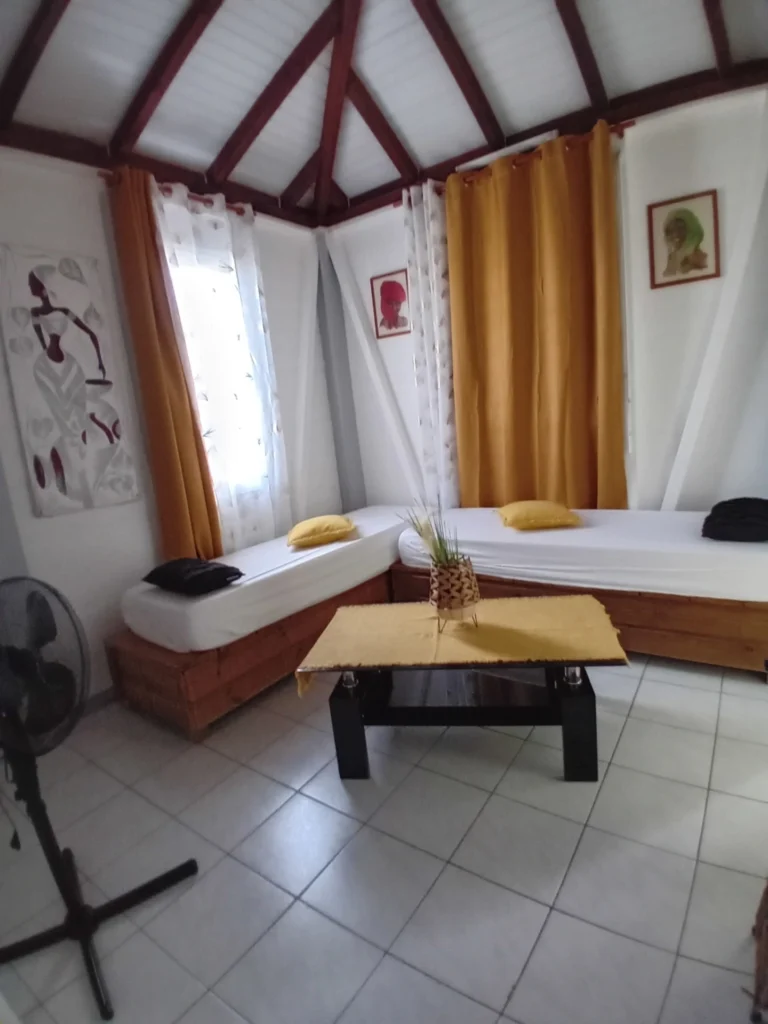 Le Salon avec 2 lits d'appoint de Ti Kaz La Les Hauts de Bornave Deshaies Guadeloupe