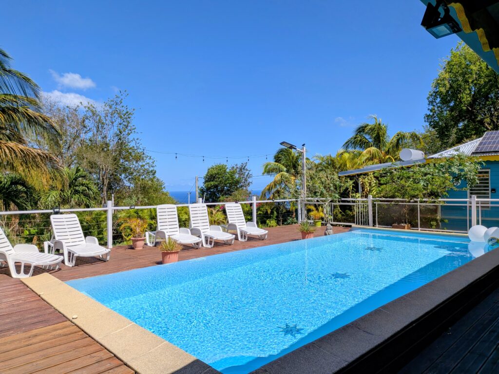 Picine commune Les hauts de Bornave Deshaies Guadeloupe